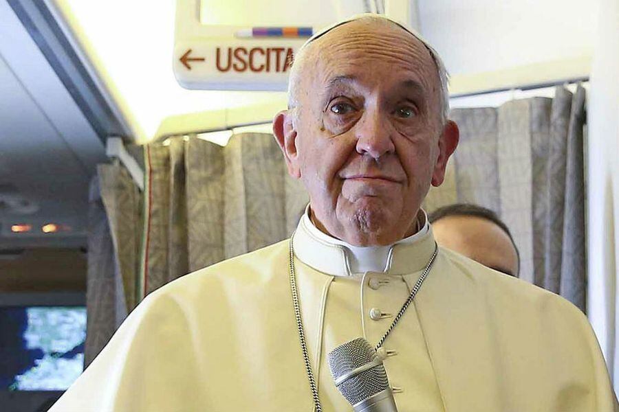 El papa Francisco en el avión camino a Chile