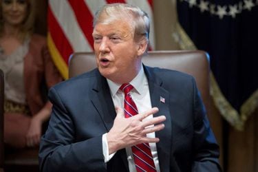 Trump dice no estar "contento" con acuerdo para evitar cierre Administración