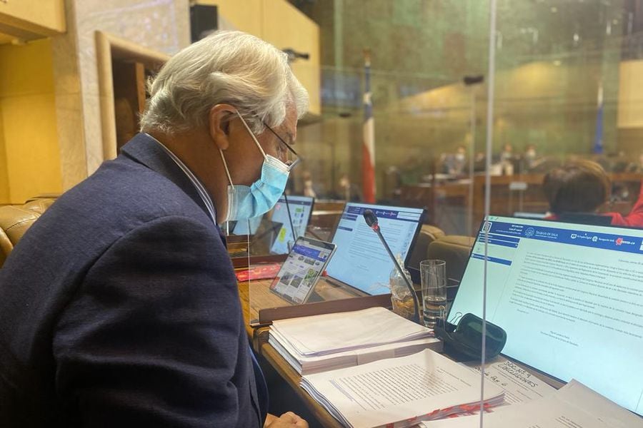 El diputado Jaime Naranjo durante su intervención en la sesión de la Cámara de Diputados citada para analizar la acusación constitucional en contra del Presidente Sebastián Piñera por los Pandora Papers.