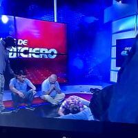 “Nos quieren matar a todos, ayúdennos”: el dramático llamado de auxilio de periodistas ante ingreso de hombres armados a canal de TV en Ecuador 