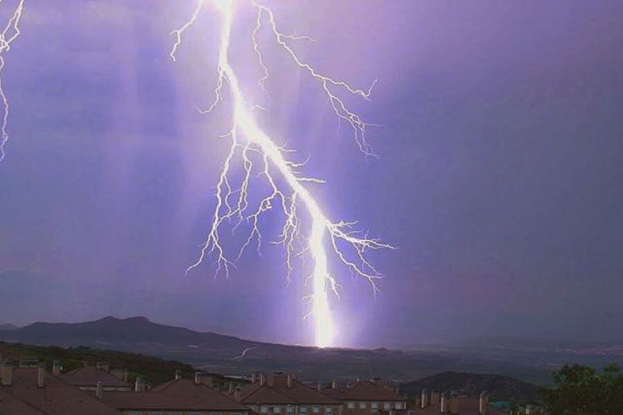 Los rayos podrían disminuir por efecto del cambio climático, según un