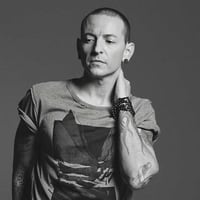 “Hay algo dentro de mí que me empuja debajo de la superficie”: Chester Bennington y la historia de depresión tras Crawling de Linkin Park