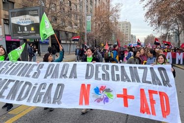Comenzó marcha nacional NO+AFP: recorrido en Santiago tendrá acto de cierre en Santa Rosa