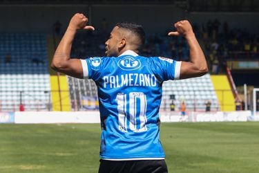 Brayan Palmezano celebra un gol de Huachipato.
