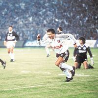 La increíble historia detrás de la subasta de la camiseta con la que Luis Pérez anotó los goles en la final de la Copa Libertadores de 1991 