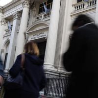 Argentina recibe a primera misión del FMI con peso en nuevo mínimo ante crisis turca
