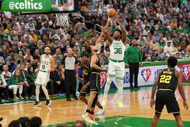 El trío dorado de Boston acelera en casa y pone la serie 2-1 sobre Warriors en la final de la NBA