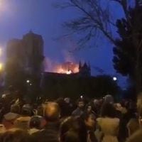 La emotiva oración de franceses ante el incendio en la catedral de Notre Dame en París