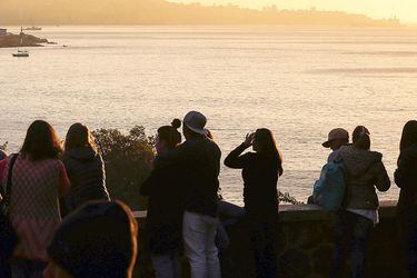 people-look-out-towards-the-ocean-on-cerro-37471733