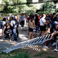 Bombas molotov y golpiza a carabinero: Interior se querella por tres hechos que marcaron el intento de boicot a la segunda PSU