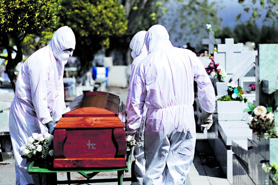 El funeral del tercer fallecido por Covid-19 se realizó ayer, en Concepción, bajo estrictas medidas de seguridad. Foto: Maribel Forbnerod