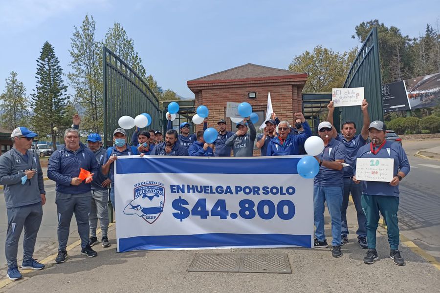 Trabajadores de Cruzados exhiben el cartel más emblemático de la huelga que protagonizaron.