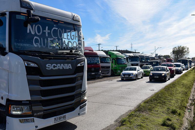 Camioneros se toman autopista que conecta Talcahuano y Concepción en el marco de la manifestación por exigencias de seguridad ante los atentados, comuna de Talcahuano Región del Biobío.
FOTO: OSCAR GUERRA / AGENCIAUNO