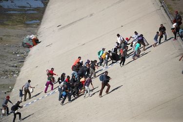 Grupo de migrantes centroamericanos intentan cruzar la frontera entre Estados Unidos y México