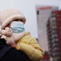 Aumentan casos de misteriosa neumonía infantil en Europa a la par de explosiva alza de niños contagiados en China 