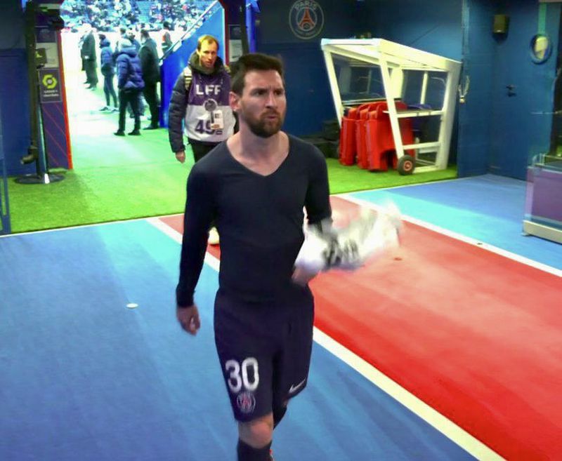 Lionel Messi se fue directo a los vestuarios mientras sus compañeros saludaban a los hinchas tras la caída del PSG.