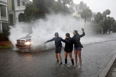 Huracán Ian toca tierra en Carolina del Sur tras azotar Florida