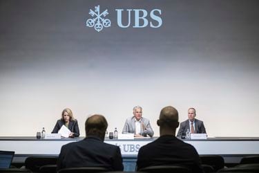 UBS anuncia que recortará miles de empleos tras acuerdo con Credit Suisse