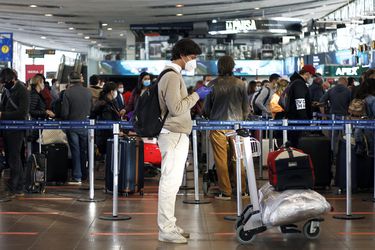 Avanza repunte de pasajeros del aeropuerto de Santiago, aunque cifras siguen por debajo de niveles prepandemia
