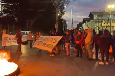 Se registran barricadas en las afueras de colegio de Talcahuano tras denuncia de abusos en operativo de salud