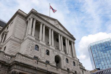 El Banco de Inglaterra decide mantener la tasa de interés tras una reunión muy dividida