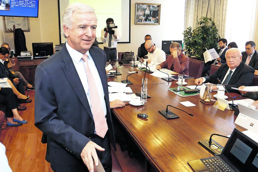 Ministro Felipe Larrain participa de la comision de hacienda de la Camara de Diputados, se discute reajuste de sector publico. 11/12/2018