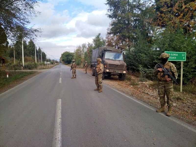 Efectivos del Ejército cumplen labores de seguridad realizaron patrullajes diurnos y nocturnos en las  ruta Q-751 y sector cruce Los Pinos, ruta  Q-896, en la comuna de Mulchén, provincia de Biobío.