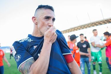 Osvaldo González besando la camiseta tras la finalización del partido de la U ante Unión La Calera, que marcó la salvación de los azules. Foto: Agencia Uno.