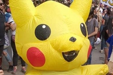 Una madre estuvo tras el "Baila Pikachu", el mejor corpóreo de las marchas