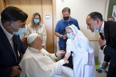 Papa Francisco sale sin complicaciones de cirugía abdominal de tres horas