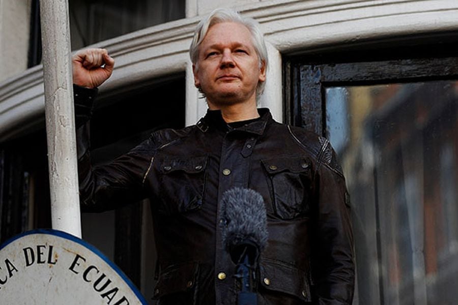 Assange celebra "importante victoria" desde balcón de embajada de