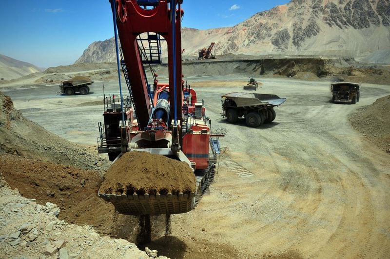 Minera del grupo Luksic reduce proyección de producción de cobre para este año debido a la severa sequía