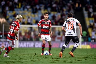 “Otra actuación ejemplar”: Erick Pulgar se lleva los aplausos tras su golazo en el clásico entre Flamengo y Vasco da Gama