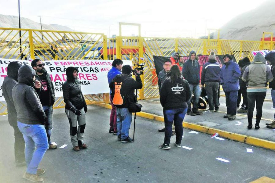Dos sindicatos de Chuquicamata inician paro y tomas en protesta por despidos.