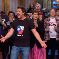 La trastienda de Pedro Pascal en Saturday Night Live: bailes, apoyo familiar y una canción de Coldplay para su fallecida madre