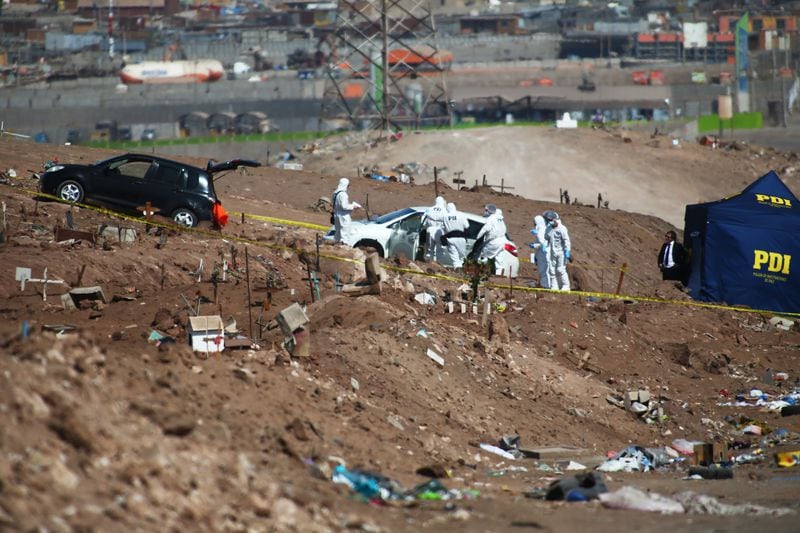 Alto Hospicio, 3 de abril de 2024. Tres personas fueron halladas muertas dentro de dos automóviles, atadas de pies y manos, en el cementerio de mascotas del sector El Boro