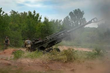 Ucrania lucha para repeler avance y los potentes bombardeos rusos en la región de Donetsk