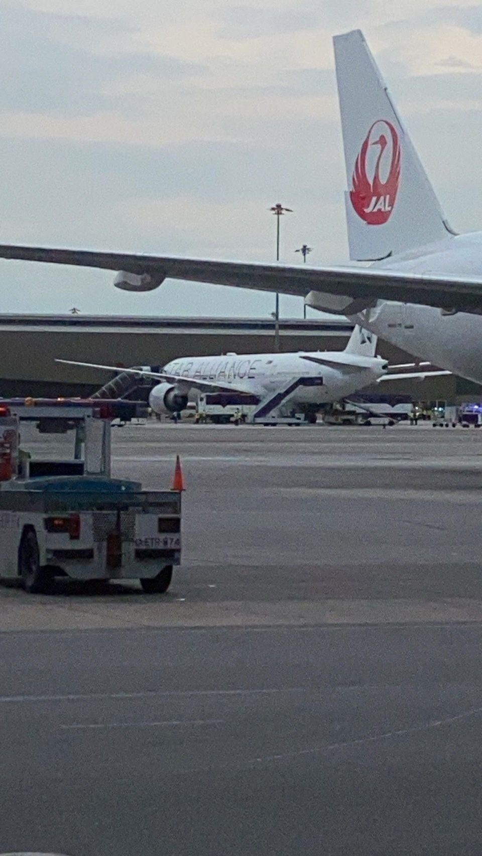 Vista de un avión de una aerolínea de Singapur en la pista después de solicitar un aterrizaje de emergencia en el Aeropuerto Internacional Suvarnabhumi de Bangkok, Tailandia, el 21 de mayo de 2024. Foto: Reuters