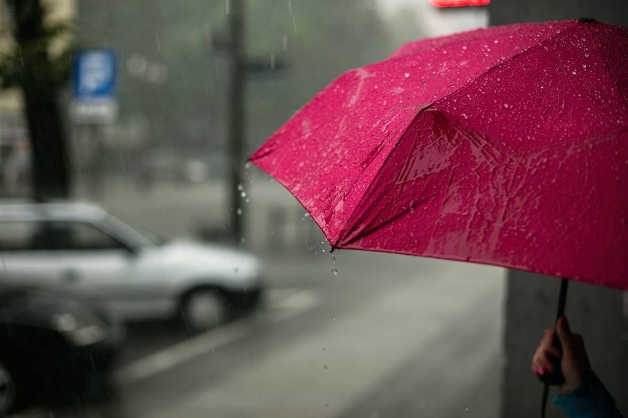 Llegó la lluvia: 5 claves para escoger un paraguas La Tercera