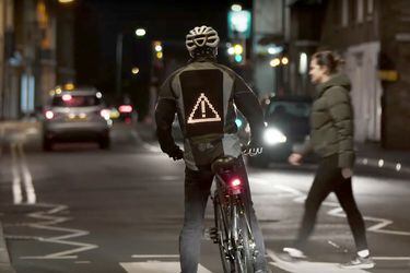Ciclistas a salvo: Ford presenta chaquetas para mejorar la convivencia vial