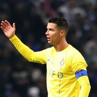 Cristiano Ronaldo reta a su hijo por no saludarlo en homenaje al plantel Sub 13 del Al Nassr
