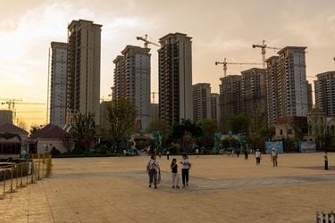 El estallido de la burbuja inmobiliaria china agrava los problemas económicos de Beijing