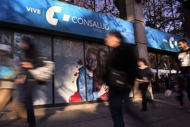 Isapres en problemas: su controlador ya ha efectuado cuatro aumentos de capital a Consalud este año, por $26 mil millones
