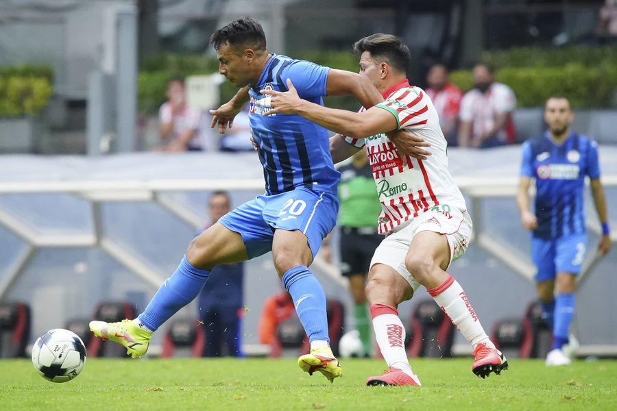 Iván Morales fue titular en el duelo entre Cruz Azul y Necaxa. FOTO: @CruzAzul