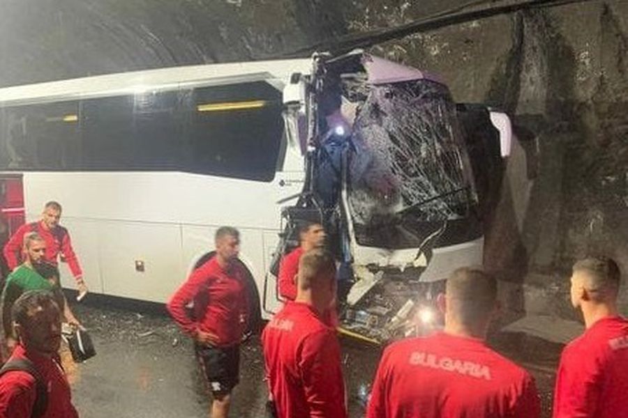 Así quedó uno de los buses de Bulgaria tras el accidente.