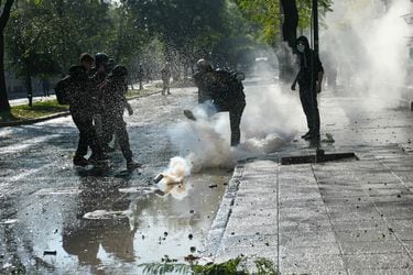 Disturbios en cercanías del Liceo de Aplicación mantienen tránsito interrumpido en Cumming, entre Alameda y Moneda