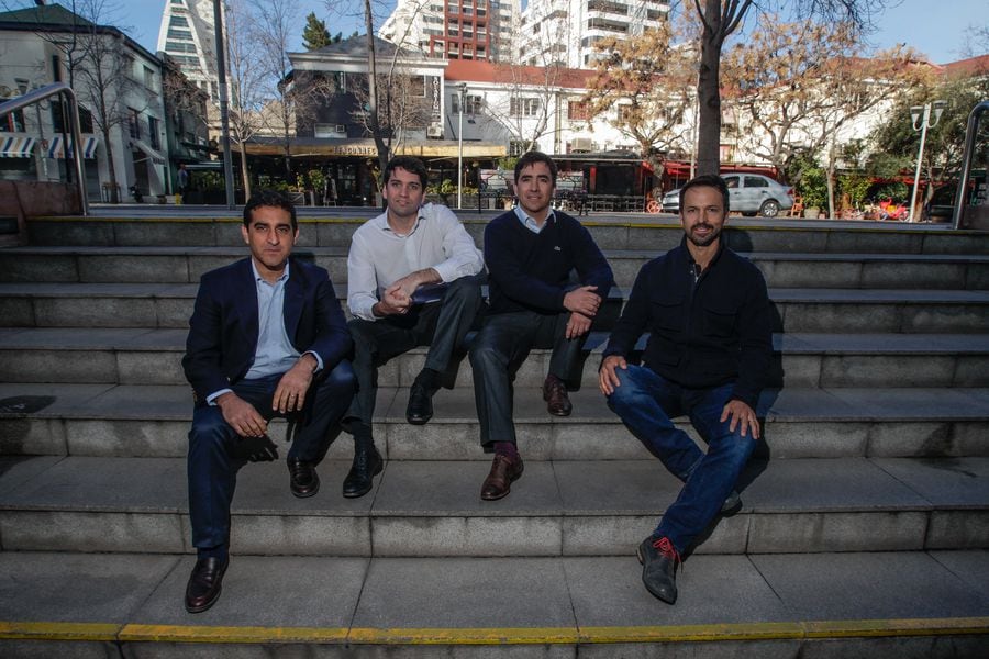 ENTREVISTA A LOS FUNDADORES DE MIGRANTE. DE IZQUIERDA A DERECHA: SEBASTIÁN AYUB, BENJAMÍN IZIKSON, DIEGO FLEISCHMANN E IGNACIO CANALS.  FOTO: JUAN FARÍAS. LA TERCERA