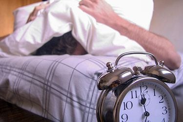 Insomnio, irritabilidad y riesgo de infarto: los peligros del cambio de hora