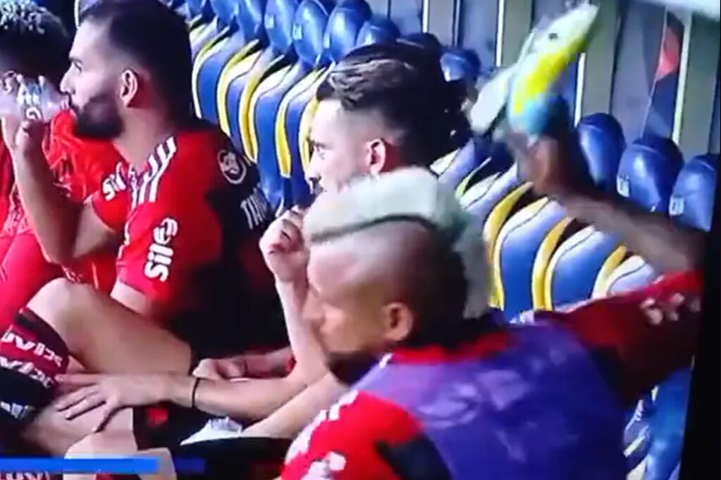 La ofuscación de Vidal en la banca del Flamengo. FOTO: Imagen de TV
