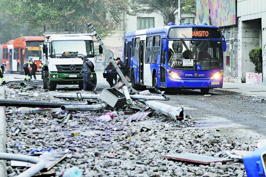 Daños por barricadas y saqueos en Plaza Italia